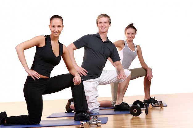 Grupo de personas haciendo ejercicios de fitness