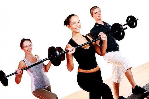 Grupo de personas haciendo ejercicios de fitness
