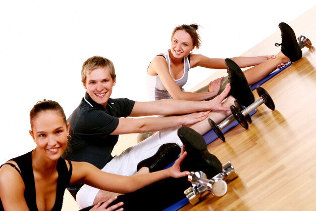 Grupo de personas haciendo ejercicios de fitness