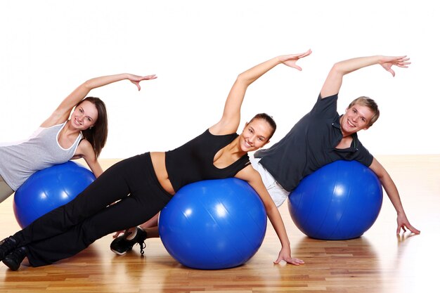 Grupo de personas haciendo ejercicios de fitness