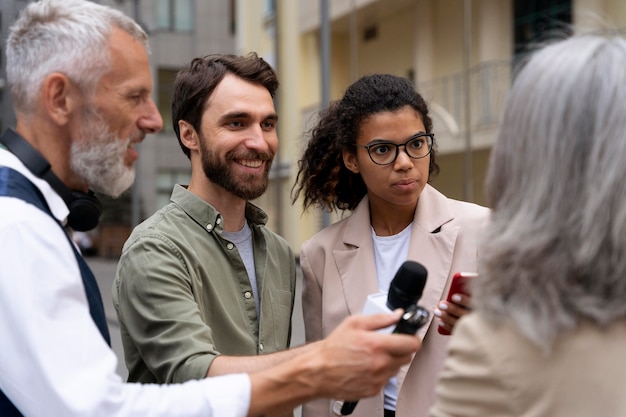 Grupo de personas haciendo una entrevista de periodismo.