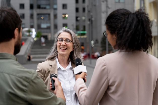 Grupo de personas haciendo una entrevista de periodismo.