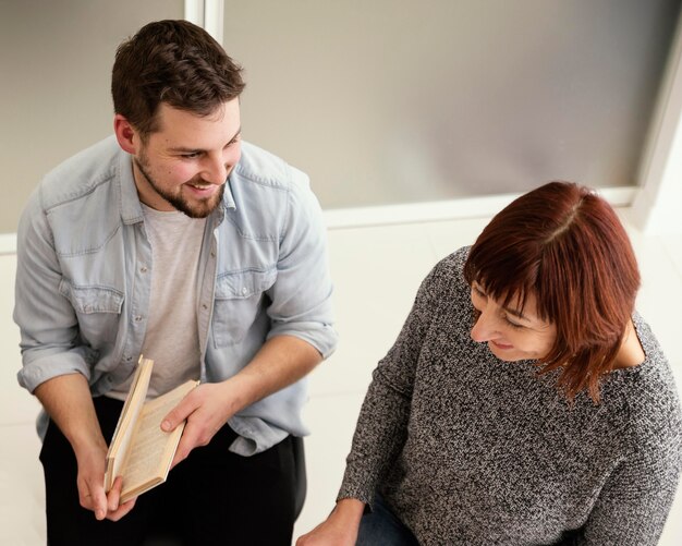 Grupo de personas leyendo libros en la sesión de terapia