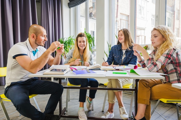 Grupo de personas en la mesa con los libros