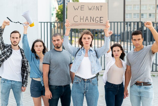 Grupo de personas protestando por el cambio