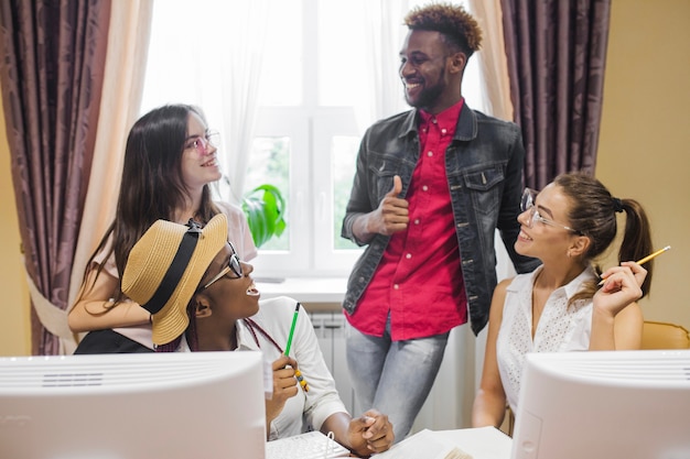 Grupo de personas que se comunican en el escritorio