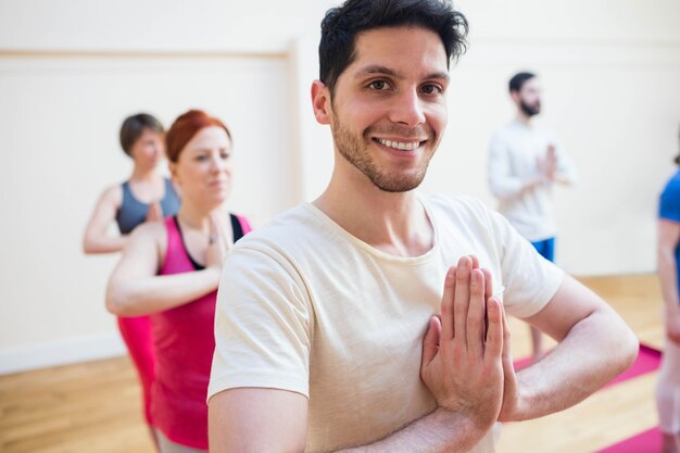 Grupo de personas que realizan ejercicio de yoga árbol-pose