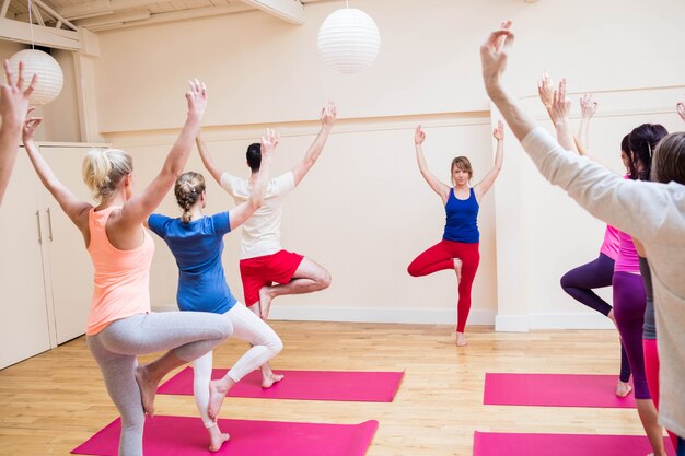 Grupo de personas que realizan ejercicio de yoga mudra gyan