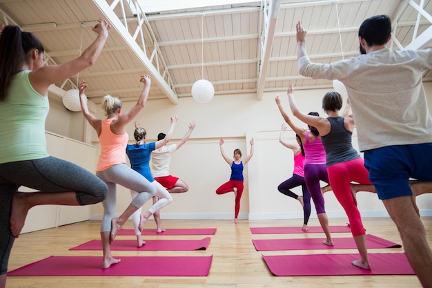 Grupo de personas que realizan ejercicio de yoga mudra gyan