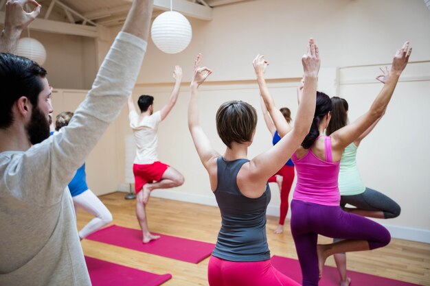 Grupo de personas que realizan ejercicio de yoga mudra gyan