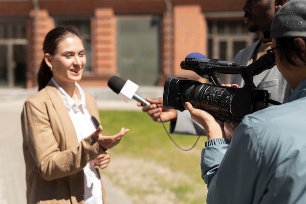 Grupo de personas que toman una entrevista al aire libre