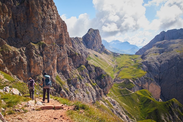 Grupo de personas de senderismo en las montañas del parque natural de Schlern-Rosengarten en Italia