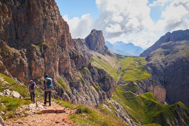 Grupo de personas de senderismo en las montañas del parque natural de Schlern-Rosengarten en Italia