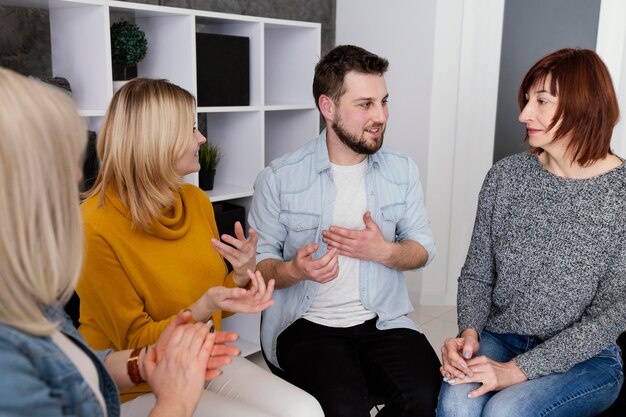 Grupo de personas en sesión de terapia