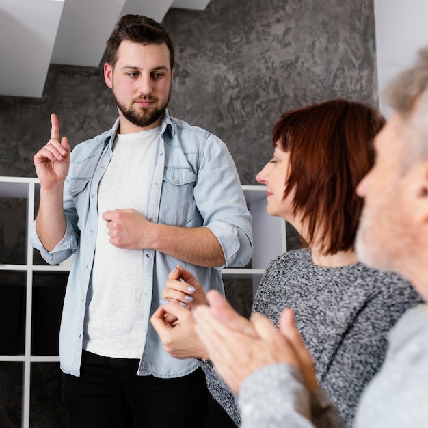 Grupo de personas en sesión de terapia