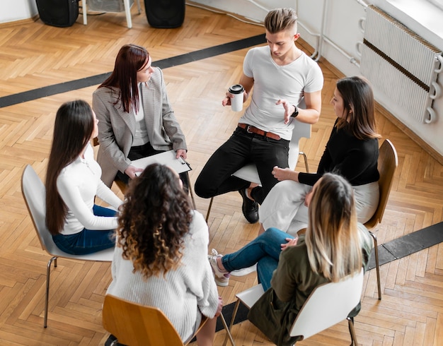 Grupo de personas en terapia de tiro completo