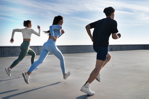 Grupo de personas trabajando juntos al aire libre