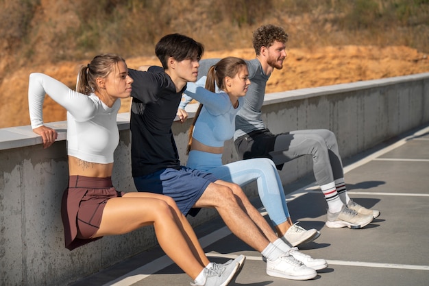 Foto gratuita grupo de personas trabajando juntos al aire libre