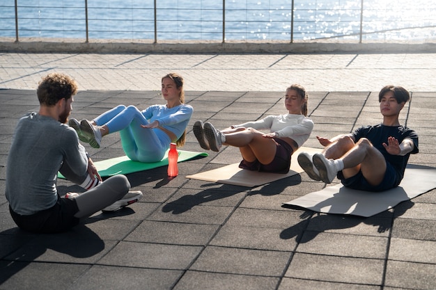 Foto gratuita grupo de personas trabajando juntos al aire libre