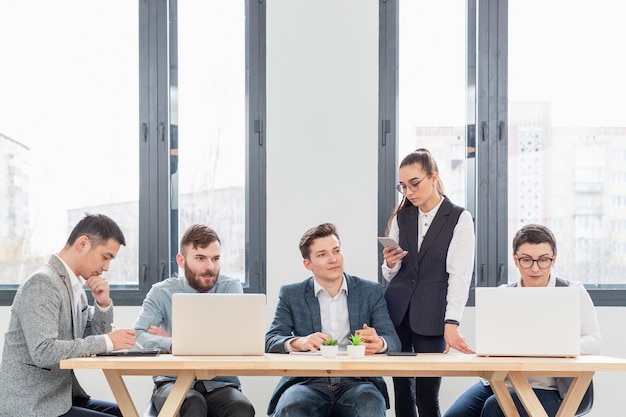 Grupo de personas trabajando juntos en un nuevo proyecto