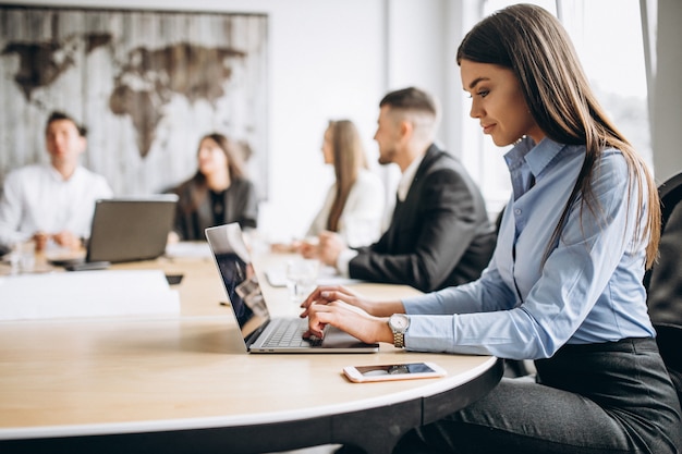 Grupo de personas trabajando en un plan de negocios en una oficina