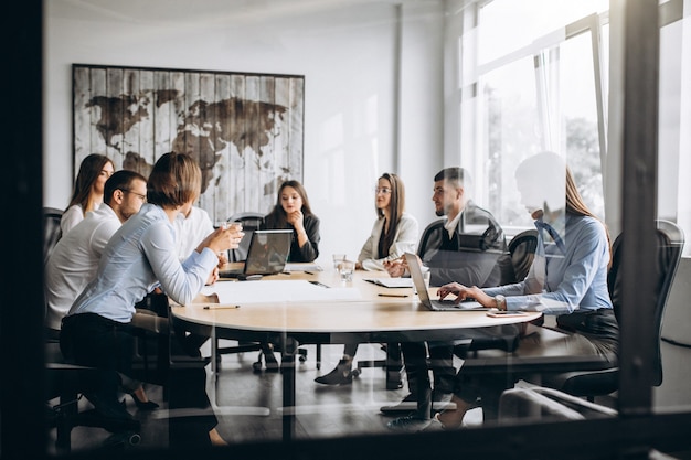 Grupo de personas trabajando en un plan de negocios en una oficina