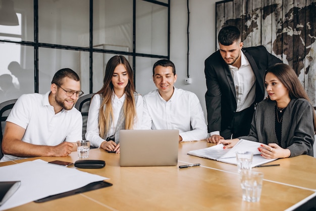 Grupo de personas trabajando en un plan de negocios en una oficina