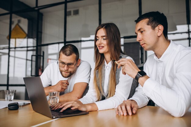 Grupo de personas trabajando en un plan de negocios en una oficina