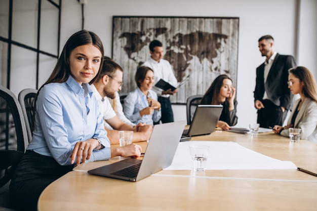 Grupo de personas trabajando en un plan de negocios en una oficina