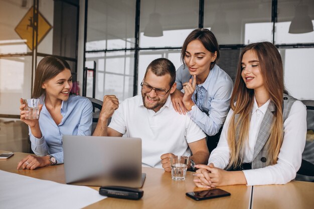 Grupo de personas trabajando en un plan de negocios en una oficina