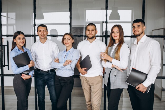 Grupo de personas trabajando en un plan de negocios en una oficina