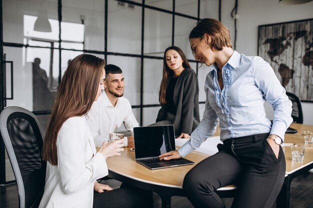 Grupo de personas trabajando en un plan de negocios en una oficina