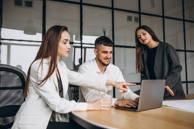 Grupo de personas trabajando en un plan de negocios en una oficina