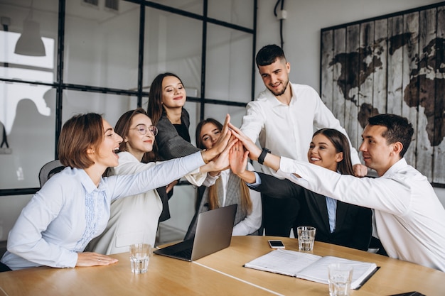 Grupo de personas trabajando en un plan de negocios en una oficina