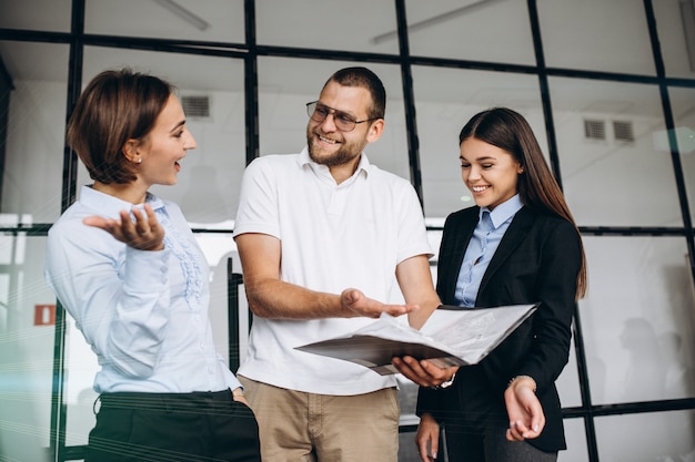 Grupo de personas trabajando en un plan de negocios en una oficina