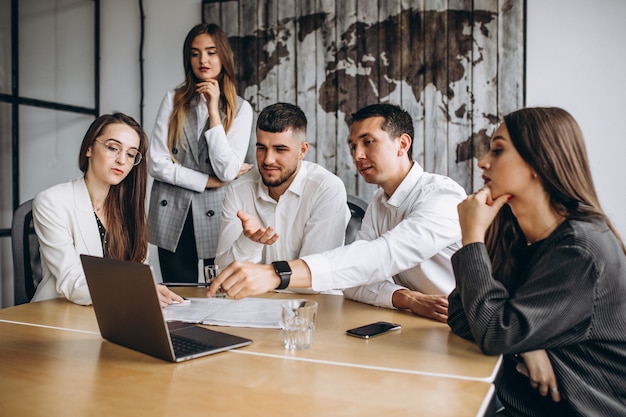 Grupo de personas trabajando en un plan de negocios en una oficina