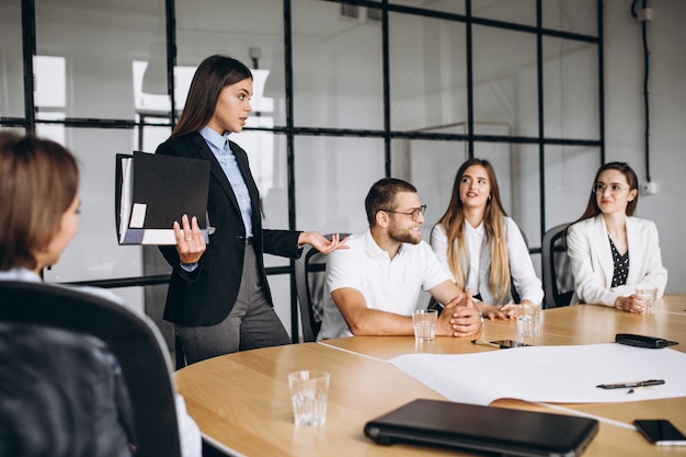 Foto gratuita grupo de personas trabajando en un plan de negocios en una oficina