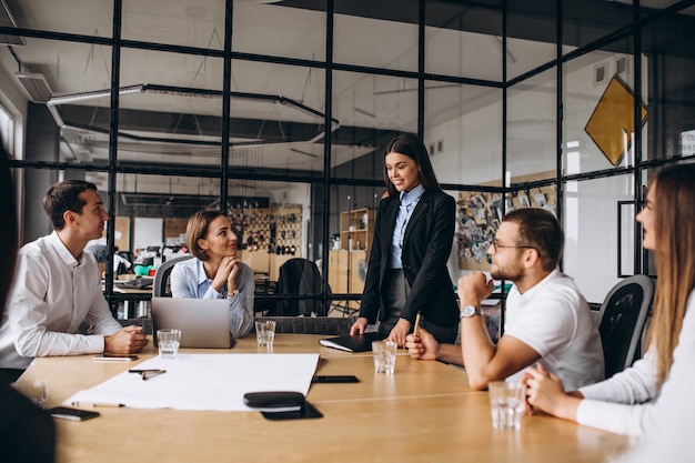 Grupo de personas trabajando en un plan de negocios en una oficina