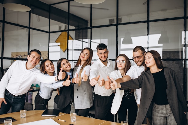 Grupo de personas trabajando en un plan de negocios en una oficina