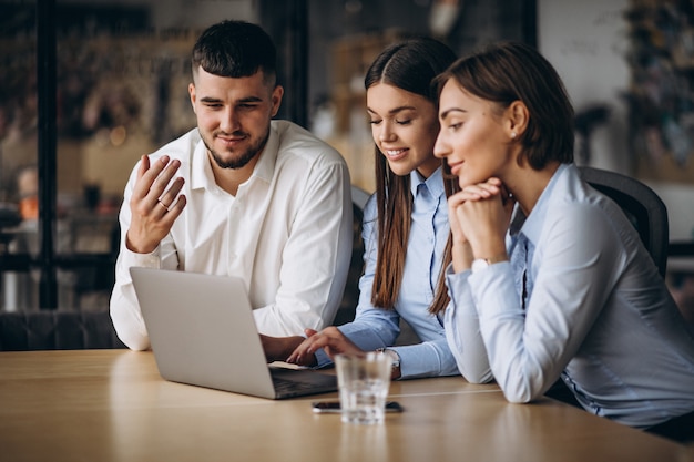 Grupo de personas trabajando en un plan de negocios en una oficina