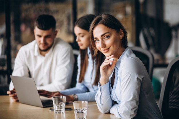 Grupo de personas trabajando en un plan de negocios en una oficina