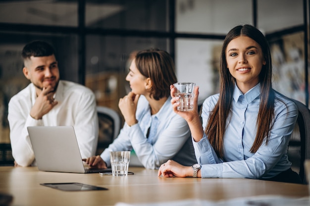 Grupo de personas trabajando en un plan de negocios en una oficina