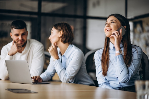 Grupo de personas trabajando en un plan de negocios en una oficina