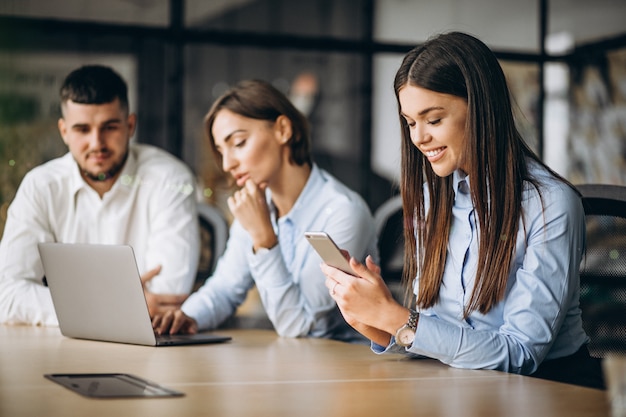 Foto gratuita grupo de personas trabajando en un plan de negocios en una oficina