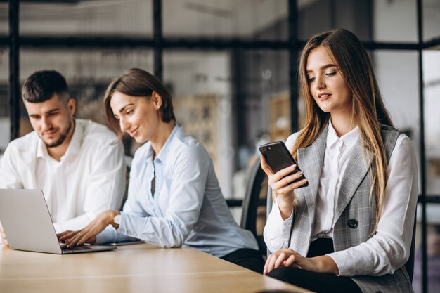 Grupo de personas trabajando en un plan de negocios en una oficina