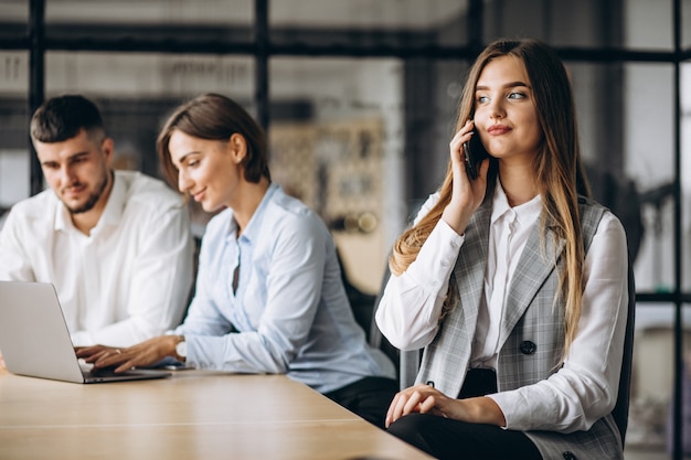 Grupo de personas trabajando en un plan de negocios en una oficina