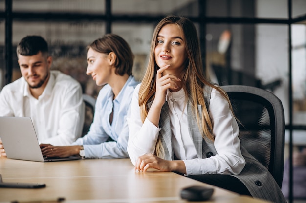 Grupo de personas trabajando en un plan de negocios en una oficina