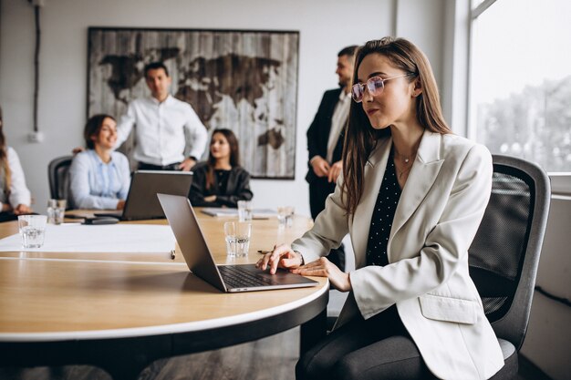 Grupo de personas trabajando en un plan de negocios en una oficina