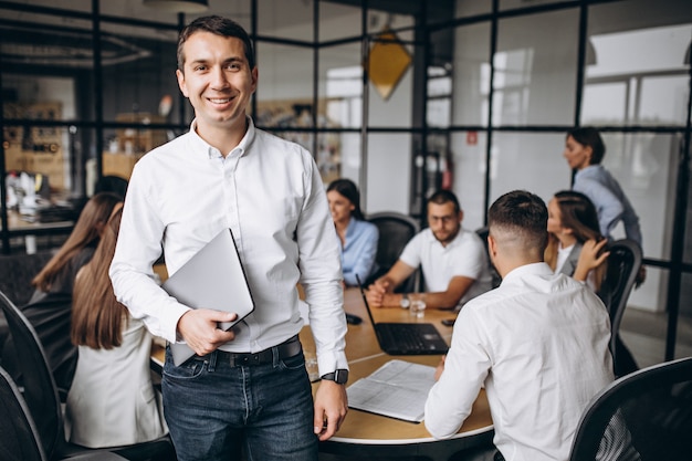 Grupo de personas trabajando en un plan de negocios en una oficina