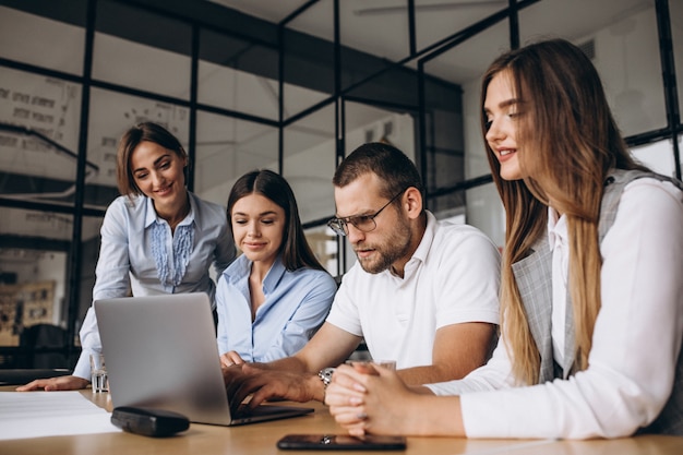 Grupo de personas trabajando en un plan de negocios en una oficina